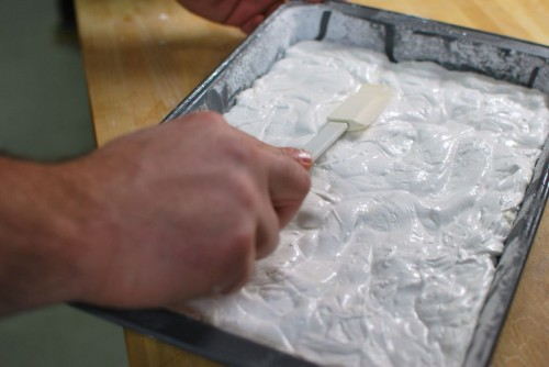 Make sure that the spatula stays oiled Make sure that the spatula stays oiled