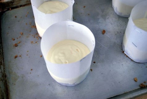 Distribute the filling evenly between the four rings Distribute the filling evenly between the four rings