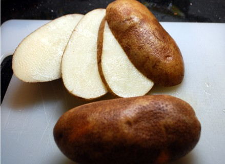 Slice the potatoes Slice the potatoes