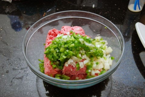 Mix the ground meat with the peppers and onions